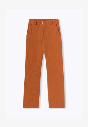 Pantalons marron à jambe large en tissu texturé, dotés d'une fermeture à bouton sur le devant et de poches latérales. Silhouette lisse et droite.