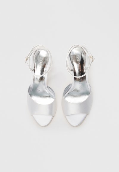 Sandali con tacco alto in satin argentato, caratterizzati da una texture liscia, design open-toe e una sottile fascia alla caviglia. Presentano una soletta metallica lucida.