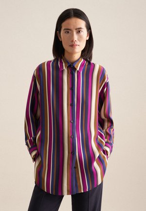 Camicia a maniche lunghe con bottoni, caratterizzata da righe verticali in viola, blu, marrone e crema, con una vestibilità rilassata e colletto classico.