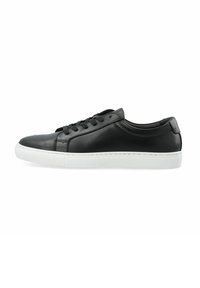 Sneaker in pelle nera con una texture liscia, punta rotonda, suola in gomma bianca e lacci neri. Presenta un design minimalista e una brandizzazione discreta.