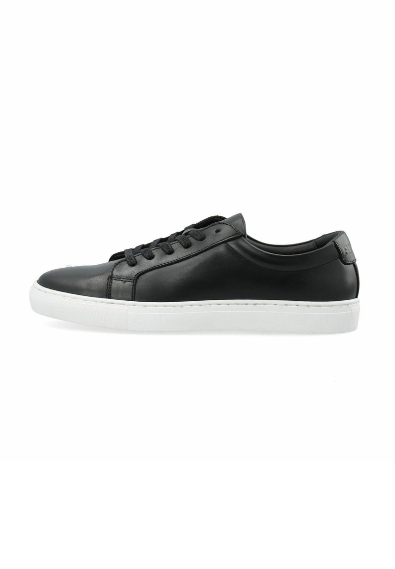 Sneaker in pelle nera con una texture liscia, punta rotonda, suola in gomma bianca e lacci neri. Presenta un design minimalista e una brandizzazione discreta.