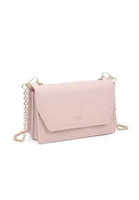 Borsa a tracolla in finta pelle rosa pallido con catena, caratterizzata da una chiusura a pattina, una texture sottile e un logo inciso sul davanti.