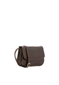 Borsa a tracolla in pelle marrone con chiusura a ribalta, tracolla regolabile e hardware minimal. Texture liscia con dettagli di cucitura sottili.