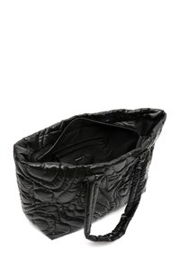 Zwarte gewatteerde tote bag met een zachte, glanzende textuur, voorzien van bloemmotieven, een binnenzak met rits en dubbele schouderbanden.
