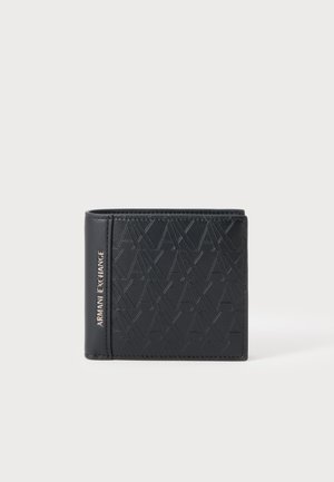 Crni Armani Exchange novčanik s urezanim ponavljajućim uzorkom "AX" i srebrnim tekstom logotipa na glatkoj kožnoj traci s lijeve strane.