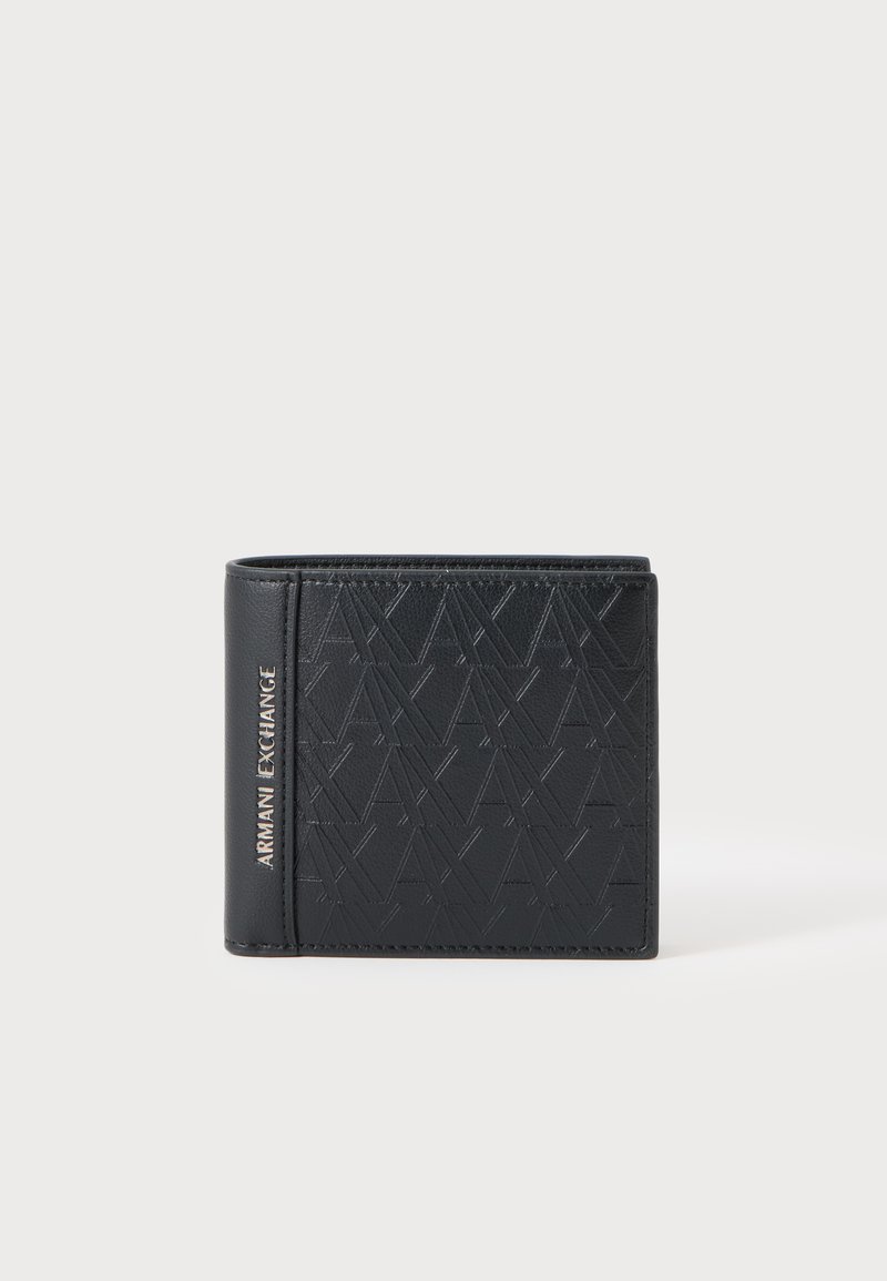 Μαύρο πορτοφόλι Armani Exchange με ανάγλυφο επαναλαμβανόμενο μοτίβο "AX" και ασημένιο λογότυπο σε λείο δερμάτινο λωρίδα στην αριστερή πλευρά.