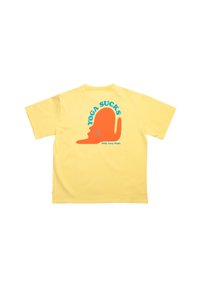 Žluté bavlněné tričko s výraznou oranžovou grafikou sedící postavy a modrým textem "YOGA SUCKS" na zadní straně.