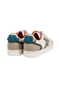 Sneaker da uomo con un design crema, beige e teal. Presentano accenti marroni testurizzati, una suola maculata e un logo sul lato.