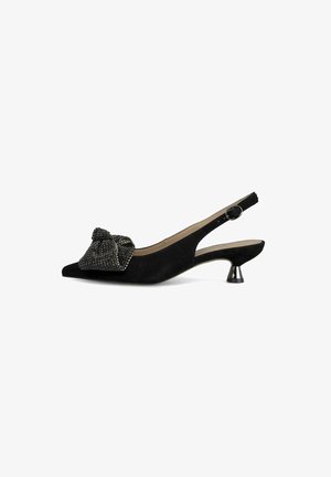 Zapato slingback de ante negro con punta afilada, que presenta un detalle en forma de lazo texturizado negro y un pequeño tacón metálico.