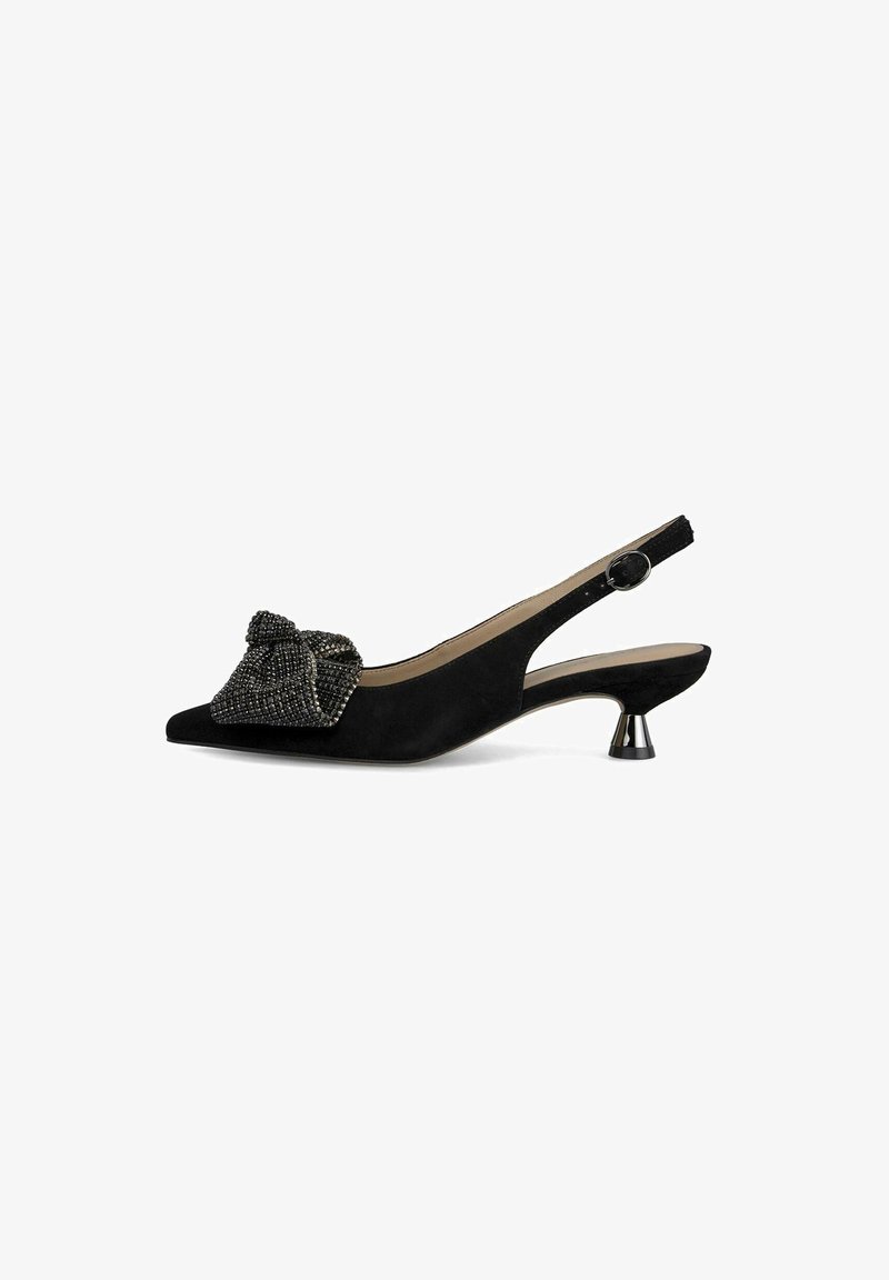 Chaussure slingback en suède noir avec un bout pointu, mettant en avant un accent en forme de nœud texturé noir et un petit talon métallique.
