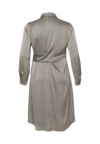 Elegantes, langärmliges Kleid aus hellgrauem Satin mit Kragen, tailliertem Gürtel und Rückenfalten, mit Knopfmanschetten für Details.