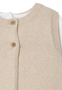 Beige gestrickte Weste mit rundem Ausschnitt, versehen mit zwei Holzknöpfen an der Vorderseite und gerippten Akzenten entlang des Ausschnitts und der Armausschnitte.