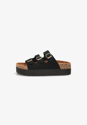 Sandalia de plataforma negra con suela de corcho, tres tiras ajustables con hebilla y una suela exterior de goma negra texturizada.
