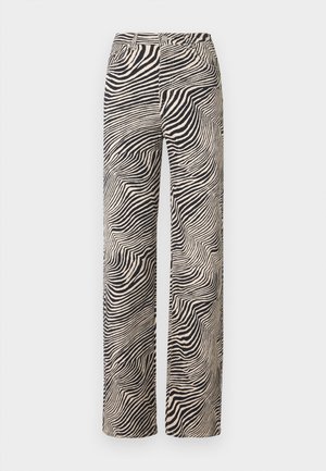 Pantalon à jambes larges en tissu beige clair avec un motif audacieux de rayures ondulées noires. Conception cinq poches et passants pour ceinture inclus.