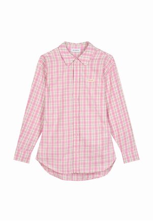 Różowo-biała kraciasta koszula na guziki z długim rękawem, kołnierzykiem i małą metką "Oh April" na lewej piersi.