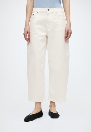 Calvin Klein Jeans CROPPED BARREL - Τζιν χαλαρής εφαρμογής - tofu
