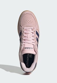 Baskets en suédine rose avec des rayures bleu marine, dessus texturé, lacets blancs et semelle en caoutchouc gomme. Dotées d'un col rembourré et d'une semelle intérieure de marque.