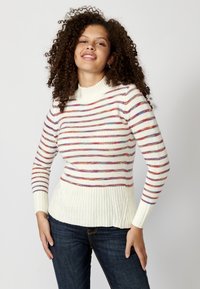 Maglione lavorato a maglia color crema, con strisce orizzontali multicolori. Collo alto a coste, silhouette aderente e orlo a coste testurizzato.