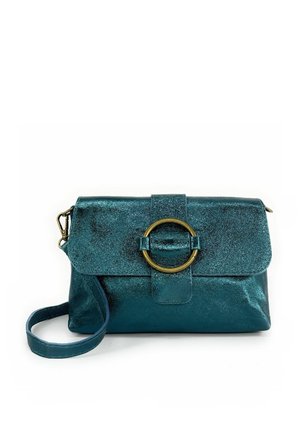 Sac à bandoulière en métal teal avec un rabat, des détails en or et une finition texturée. Bandoulière réglable pour des options de transport polyvalentes.