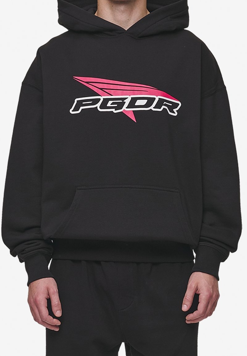 Černá mikina s kapucí s klokaní kapsou na přední straně, žebrovanými manžetami a velkým grafickým logem v bílé a růžové barvě. Měkký materiál, volný střih.