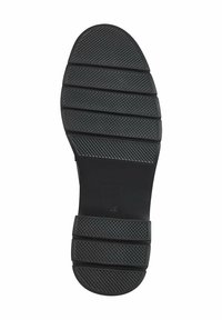 Semelle de chaussure en caoutchouc noir avec des rainures horizontales et une surface texturée pour l'adhérence. Bout arrondi et talon découpé pour un ajustement serré.