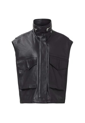 Gilet in pelle nera senza maniche, caratterizzato da un alto colletto, zip frontale e due grandi tasche sul petto. Texture liscia con design minimalista.