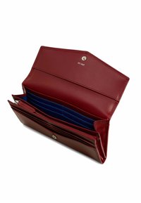 Portafoglio in pelle rossa con chiusura a scatto, dotato di numerose fessure per carte e di un compartimento con zip. L'interno è foderato in tessuto blu.
