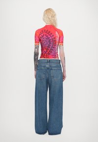 Paolina Russo SHORT SLEEVE RASH GUARD - Potiskana majica - cherry