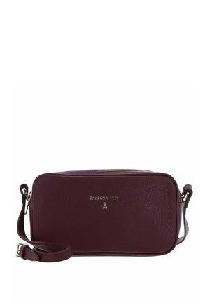 Sac bandoulière rectangulaire en cuir violet foncé avec bandoulière réglable, fermeture éclair dorée et logo "PATRIZIA PEPE" sur le devant.