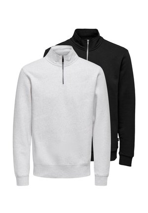 Zwei langärmelige Sweatshirts mit Viertel-Reißverschluss, eines vorne in Weiß und eines hinten in Schwarz, beide mit gerippten Bündchen und Saum.