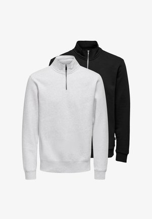 Zwei langärmelige Sweatshirts mit Viertel-Reißverschluss, eines vorne in Weiß und eines hinten in Schwarz, beide mit gerippten Bündchen und Saum.