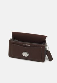 COACH POLISHED TABBY SHOULDER BAG  - Käekott - maple