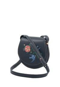 Navy Leder Umhängetasche mit Blumen- und Vogelstickerei, kurvenförmiges Design, verstellbarer Schultergurt, weiße Nähte, kleine goldene Hardware-Akzentuierung.