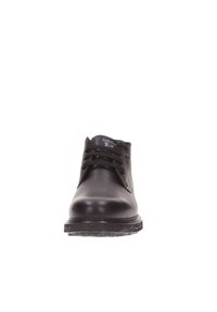Bottine en cuir noir avec un bout rond, un laçage à l'avant et une semelle en caoutchouc texturée. Caractéristiques d'une finition lisse et d'un design minimaliste.