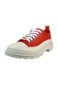Baskets rouges et blanches avec une tige texturée, un bout rond, de larges lacets blancs et une semelle épaisse avec un motif de rainure distinct.