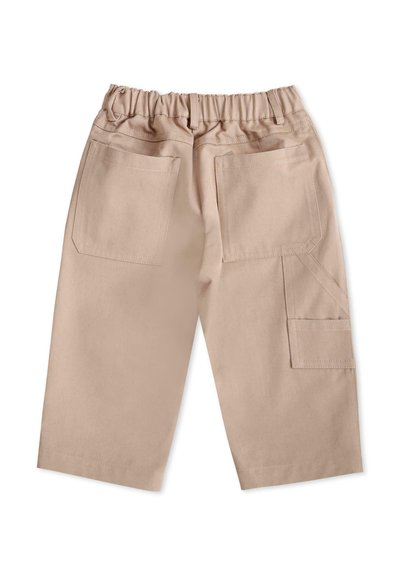 Beżowe spodnie cargo z elastycznym pasem, dwiema tylnymi kieszeniami i wzmocnionymi szwami. Do kolan, z gładkim i trwałym wykończeniem materiału.