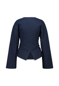 Dunkelblaues Langarmtop mit rundem Ausschnitt, gerafften Details auf der Rückseite und abgerundetem Saum. Hergestellt aus leichtem Stoff.