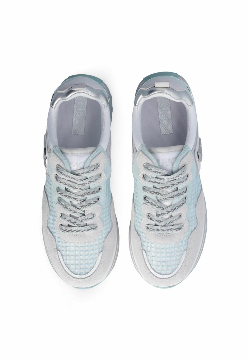 Jasnoniebieskie i szare sneakersy z siateczkowymi i zamszowymi materiałami, teksturowana cholewka, wyściełana podeszwa i szare sznurówki. Charakteryzują się unikalnym designem.