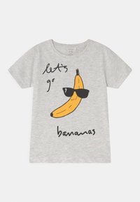 Graues Baumwoll-T-Shirt mit kurzen Ärmeln, das eine gelbe Bananen-Grafik, eine Sonnenbrille und den Text „let's go bananas“ in Schwarz zeigt.