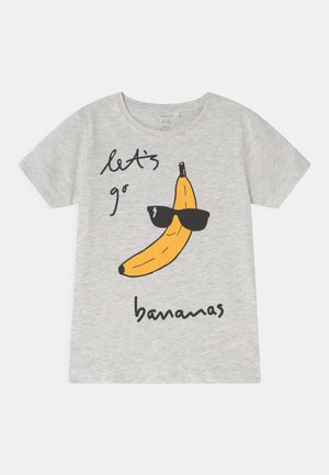 Siva pamučna majica kratkih rukava s grafikom žute banane, naočalama za sunce i natpisom "idemo na banane" u crnoj boji.