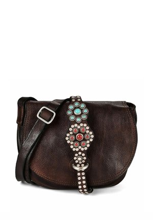 Sac bandoulière en cuir marron foncé avec sangle réglable et bande avant décorative ornée de pierres circulaires turquoise et rouges avec des clous en argent.