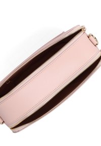 Borsa in pelle rosa con doppie chiusure a zip e una texture liscia. Interno marrone scuro, con ampio spazio e dettagli cuciti.
