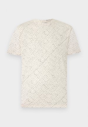 Beżowa koszulka z krótkim rękawem z powtarzającym się ukośnym wzorem tekstu "EXCHANGE ARMANYGEAR" w cienkich czarnych liniach na całej powierzchni.