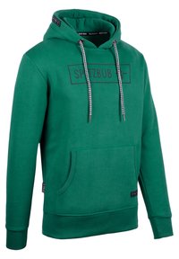 Grüne Hoodie aus weichem Stoff, mit einer vorderen Kängurutasche, schwarzen Kordeln und einem rechteckigen Label mit dem Text "SPITZBUB".