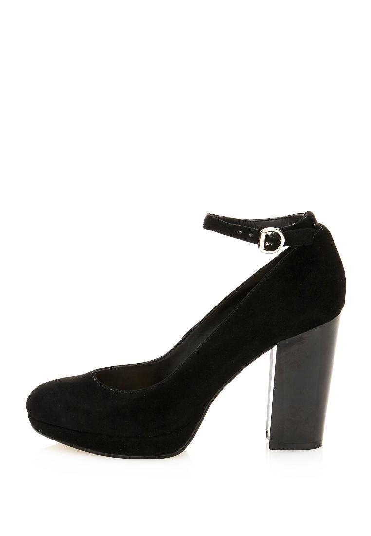 Chaussure à talon haut en suede noir avec un bout arrondi et une bride ajustable à la cheville. Dotée d'un talon épais et d'une texture lisse.