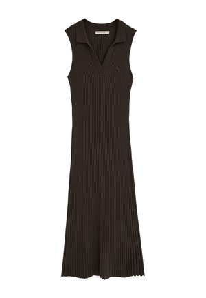 Robe sans manches en maille côtelée marron foncé avec un col et un décolleté en V, longueur chevilles avec un ourlet légèrement évasé.