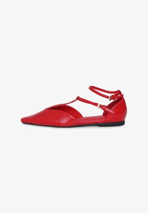 Scarpa piatta in pelle verniciata rossa con punta affilata e design a tagli. Presenta due cinturini regolabili alla caviglia e una suola nera piatta.