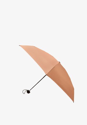 Kompaktowy beżowy parasol otwarty z cienką czarną rączką i paskiem na nadgarstek na białym tle.