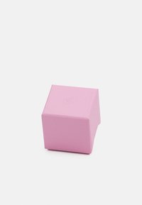 Quadratischer Kasten in Pastellpink, aus strukturiertem Material. Besitzt ein leicht erhabenes dekoratives Muster auf der oberen Fläche.