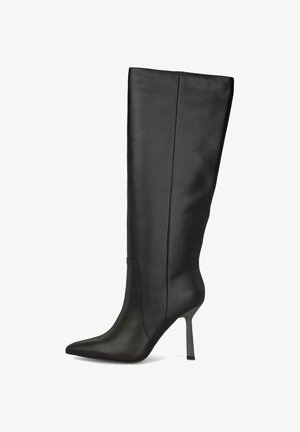 Stivale nero fino al ginocchio realizzato in pelle liscia con punta affusolata e sottile tacco alto. Presenta un design elegante e aderente con cuciture minime.